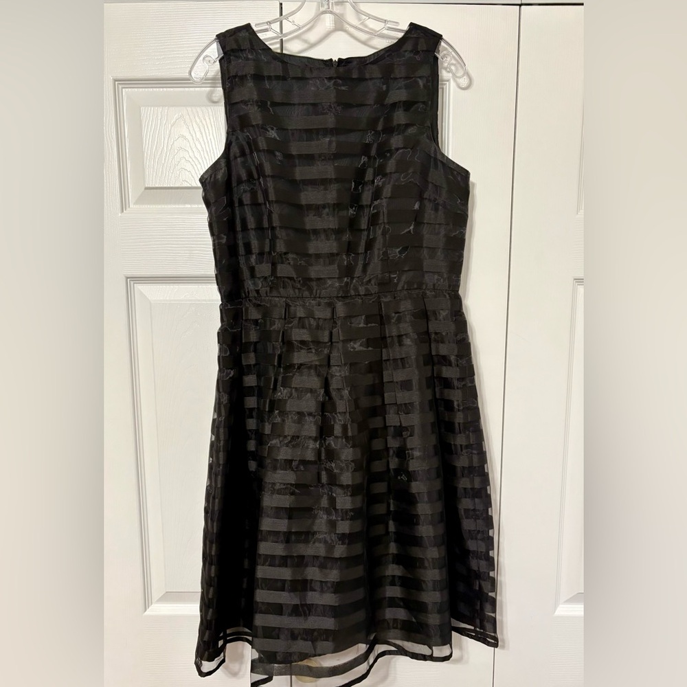 London Times Women's Sleeveless Black Dress. Chiffon Overlay. Size 12